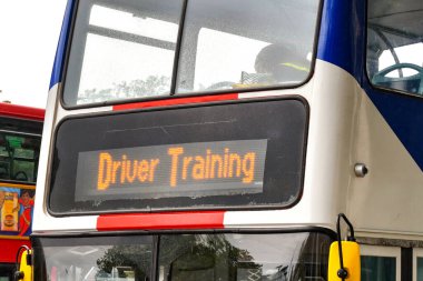 Londra, İngiltere, İngiltere - 28 Haziran 2023: Londra şehir merkezinde sürücü eğitimi için kullanılan çift katlı bir otobüsün önü