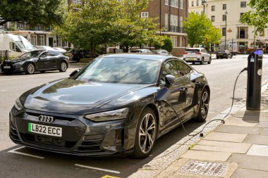 Londra, İngiltere, İngiltere - 22 Ağustos 2023: Londra şehir merkezindeki bir caddede hızlı akü şarj noktasına elektrikli araba takıldı
