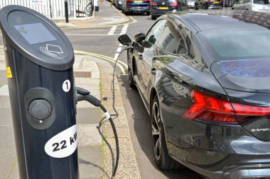 Londra, İngiltere, İngiltere - 22 Ağustos 2023: Londra şehir merkezindeki bir caddede hızlı akü şarj noktasına elektrikli araba takıldı