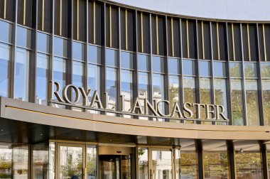 Londra, İngiltere, İngiltere - 22 Ağustos 2023: Batı Londra 'daki Lancaster Kapısı' ndaki Royal Lancaster Oteli 'nin girişinin üzerine imza atın. Sahibi Landmark Otelleri.