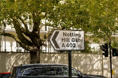 Londra, İngiltere, İngiltere - 24 Ağustos 2023: Londra şehir merkezindeki Notting Hill Gate 'e giden yolu gösteren trafik levhası: A402 Ağustos 2023: Londra şehir merkezindeki Notting Hill Gate' e giden yolu gösteren yol tabelası