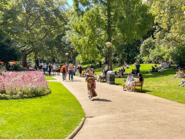 Londra, İngiltere, İngiltere - 23 Ağustos 2023: Londra şehir merkezindeki Victoria Embankment Gardens 'taki insanların manzarası