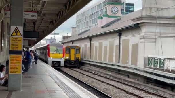 Cardiff Pays Galles Août 2023 Deux Trains Banlieue Arrivent Côte — Video