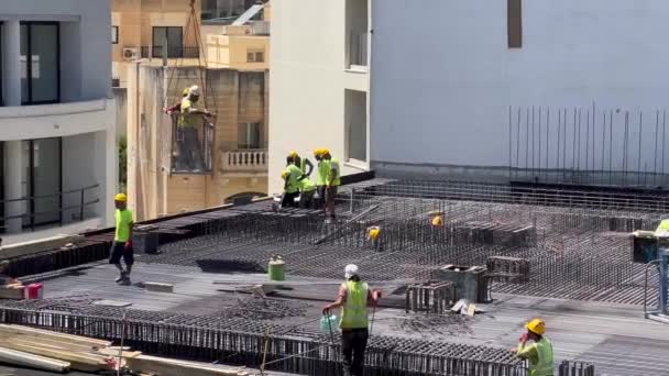 Julians Malta August 2023 Bauarbeiter Werden Auf Einer Baustelle Der — Stockvideo