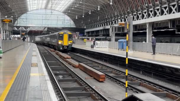2023年8月25日 英国伦敦 由大西部铁路运营的通勤列车抵达伦敦帕丁顿火车站的一个月台 — 图库视频影像