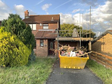 Pontypridd, Galler - 26 Ağustos 2023: Bir evin yenilenmesinden kalan atık maddelerle dolu.