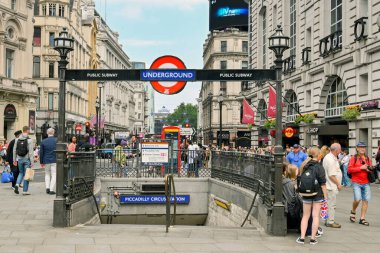 Londra, Birleşik Krallık - Haziran 2022: Piccadilly Sirki 'ndeki Londra metro istasyonuna giriş