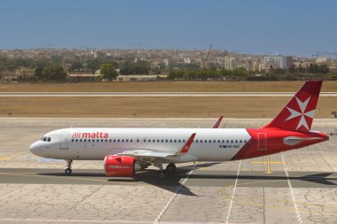 Luqa, Malta - 7 Ağustos 2023: Air Malta Airbus A320 Neo jeti adanın uluslararası havaalanından havalanmak üzere havalanıyor.