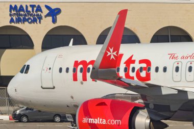 Luqa, Malta - 7 Ağustos 2023: Adanın uluslararası havaalanındaki terminal binasının dışındaki Air Malta Airbus A320 Neo jetinin yakın görüntüsü.