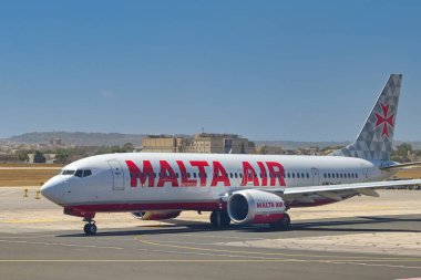 Luqa, Malta - 7 Ağustos 2023: Malta Hava Boeing 737 Maksimum 8 jeti adanın uluslararası havaalanından havalanmak üzere havalanıyor.