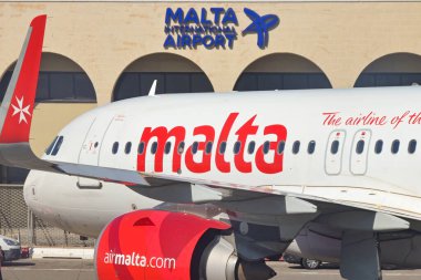 Luqa, Malta - 7 Ağustos 2023: Adanın uluslararası havaalanındaki terminal binasının dışındaki Air Malta Airbus A320 Neo jetinin yakın görüntüsü.