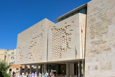 Valletta, Malta - 3 Ağustos 2023: Malta 'nın Valletta kentindeki Parlamento binasının dış görünümü.