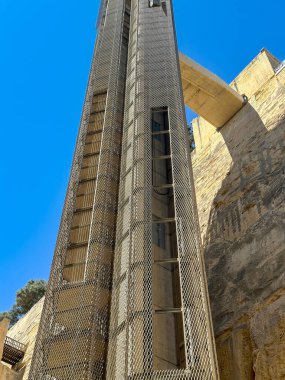 Valletta, Malta - 3 Ağustos 2023: Barrakka Asansörü 'nün dış görünüşü, insanları Valletta şehrinin tahkimatları üzerine Barrakka Bahçeleri' ne götüren bir asansör.