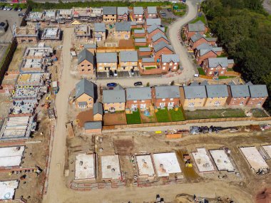 Pontypridd, Galler - 3 Eylül 2023: Güney Galler 'de yeni bir konut inşaatının insansız hava aracı görüntüsü. Evin sahibi Bellway Evleri..