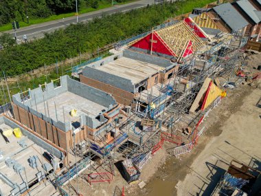 Pontypridd, Galler - 3 Eylül 2023: Güney Galler 'de yeni bir konut inşaatının insansız hava aracı görüntüsü. Evin sahibi Bellway Evleri..