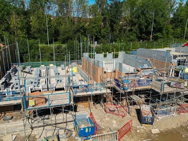 Pontypridd, Galler - 3 Eylül 2023: Güney Galler 'de yeni bir konut inşaatının insansız hava aracı görüntüsü. Evin sahibi Bellway Evleri..