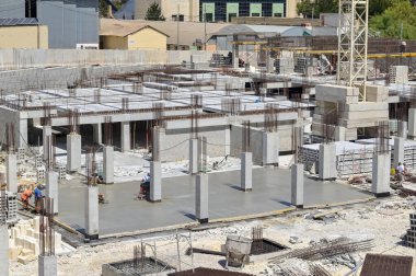 Mdina, Malta - 4 Ağustos 2023: MdIna kasabası yakınlarındaki yeni bir bina için güçlendirilmiş betonun temelleri atıldı