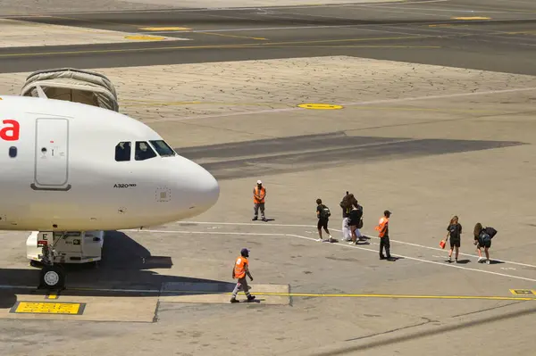 Luqa Malta Agosto 2023 Los Pasajeros Viajan Bordo Avión Airbus — Foto de Stock