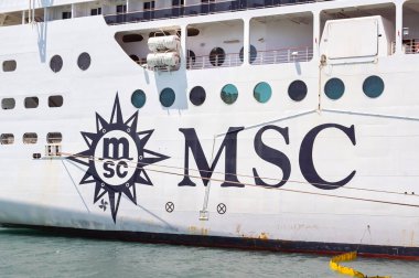 Valletta, Malta - 6 Ağustos 2023: MSC Cruises tarafından işletilen büyük bir yolcu gemisinin yan görünüşü