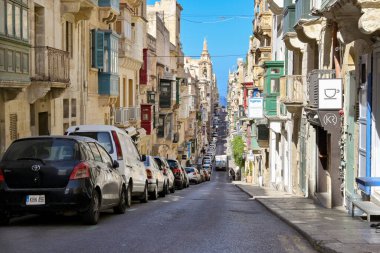 Valletta, Malta - 3 Ağustos 2023: Valletta 'nın merkezindeki dar sarp sokaklardan biri