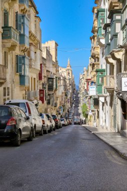 Valletta, Malta - 3 Ağustos 2023: Valletta 'nın merkezindeki dar sarp sokaklardan biri