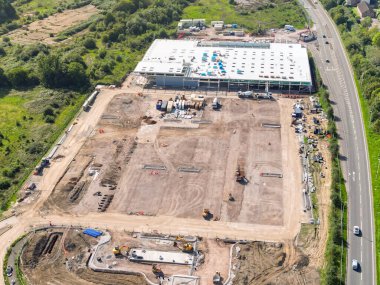 Pontyclun, Galler - 7 Eylül 2023: Güney Galler 'de Sainsbury' ler için inşa halindeki yeni bir süpermarketin insansız hava aracı görüntüsü.