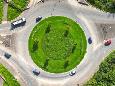 Pontyclun, Galler - 7 Eylül 2023: Güney Galler 'de bir kavşağın etrafında dönen trafiğin insansız hava aracı görüntüsü