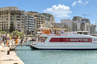 Sliema, Malta - 6 Ağustos 2023: Adanın başkenti Valletta 'dan geldikten sonra Sliema' da küçük bir feribottan inen yolcular.