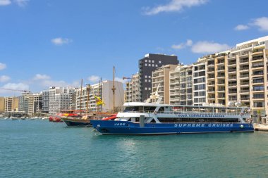 Sliema, Malta - 6 Ağustos 2023: Sliema rıhtımında demirlemiş turistik gezi teknesi