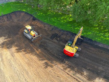 Pontypridd, Galler - 12 Eylül 2023: Pontysangharad 'daki Ynysangharad parkında çalışan bir buldozer ve kazıcının insansız hava aracı görüntüsü