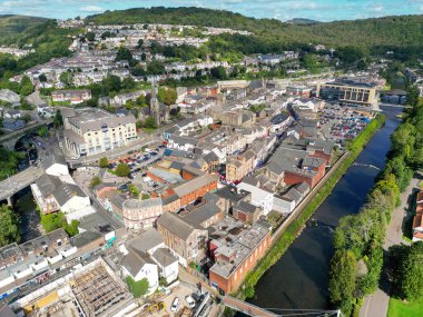 Pontypridd, Galler - 12 Eylül 2023: Pontypridd 'in İHA görüntüsü Şekerleme Nehri' nin yanında.