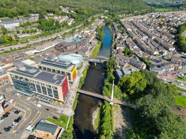 Pontypridd, Galler - 12 Eylül 2023: Yeni ofis gelişimi ve Şekerleme Nehri 'nin yanındaki halk kütüphanesinin insansız hava aracı görünümü.