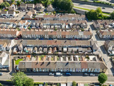 Pontypridd, Galler - 12 Eylül 2023: Pontypridd şehir merkezi yakınlarındaki Trallwn 'da geleneksel teraslı konutların ve sokakların insansız hava aracı görüntüsü.
