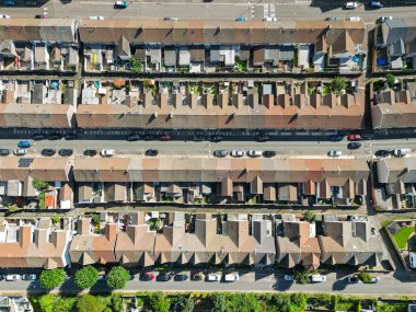 Pontypridd, Galler - 12 Eylül 2023: Pontypridd şehir merkezi yakınlarındaki Trallwn 'da geleneksel teraslı konutların ve sokakların insansız hava aracı görüntüsü.