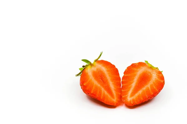 Verse Rijpe Aardbeien Tweeën Gesneden Een Effen Witte Achtergrond Kopieerruimte — Stockfoto