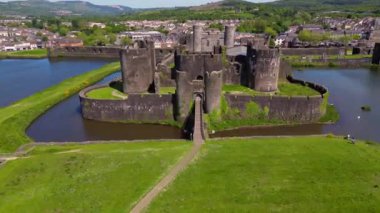 Caerphilly, Galler Temmuz 2023: Güney Galler 'deki tarihi Caerphilly Kalesi' nin insansız hava aracı görüntüsü.