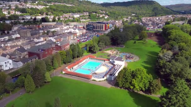 웨일즈 폰티프리드 2023년 Ynysangharad 공원과 수영장의 무인비행기 — 비디오