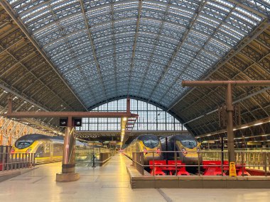 Londra, İngiltere, İngiltere - 27 Haziran 2023: Eurostar Londra şehir merkezindeki tarihi St Pancras tren istasyonunda yan yana tren istasyonları