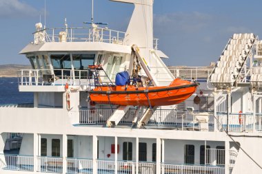 Gozo, Malta - 5 Ağustos 2023: Hızlı kurtarma botu acil durumlarda kullanmak üzere bir araba feribotunun üst güvertesinde depolandı.