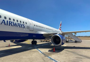 Luqa, Malta, İngiltere - 1 Ağustos 2023: Airbus A321 uçağı Malta Uluslararası Havaalanında British Airways tarafından işletildi
