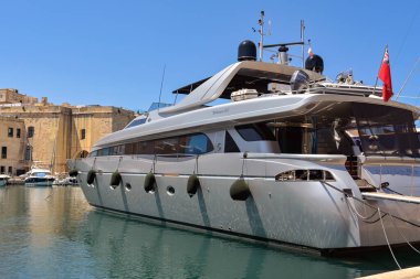 Valletta, Malta - 3 Ağustos 2023: Adanın başkenti Valletta 'daki Üç Şehrin limanına demirlemiş lüks süper yat Yaramaz