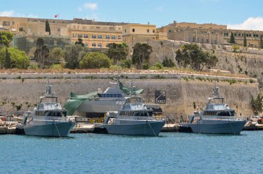 Valletta, Malta - 8 Ağustos 2023: Adanın başkenti Valletta 'ya demirlemiş hızlı donanma devriye botları
