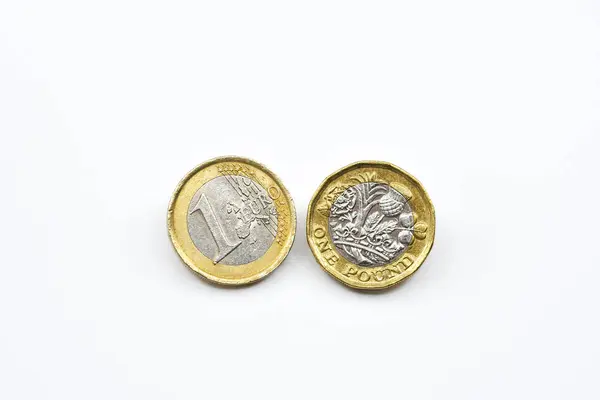 一枚欧元硬币和一枚英国一英镑硬币 背景为白色 复制空间 — 图库照片