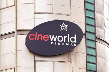 Cardiff, Wales - 1 Ekim 2023: Cardiff şehir merkezindeki Cineworld çoklu ekran sinemasının dışında imzalayın