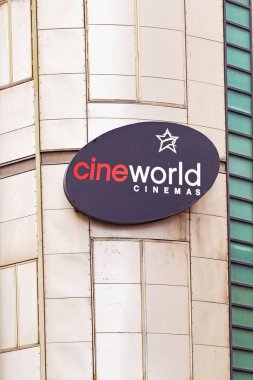 Cardiff, Wales - 1 Ekim 2023: Cardiff şehir merkezindeki Cineworld çoklu ekran sinemasının dışında imzalayın