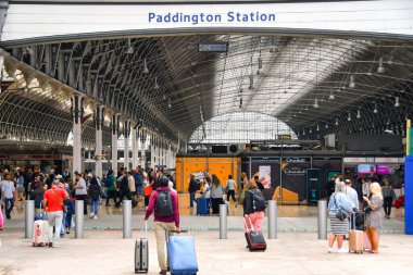 Londra, İngiltere, İngiltere - 28 Haziran 2023: Valizli kişi Londra Paddington tren istasyonuna giriyor