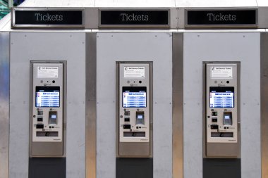 Londra, İngiltere, İngiltere - 28 Haziran 2023: Londra Paddington tren istasyonunda self servis tren bileti makineleri sırası