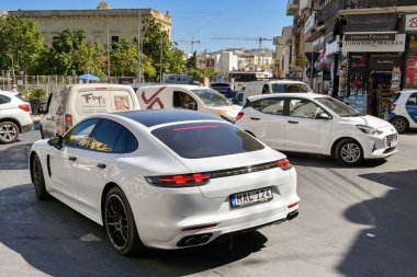 St Julians, Malta - 3 Ağustos 2023: St Julians 'ta bir kavşakta arabalar trafik sıkışıklığında durdu. :