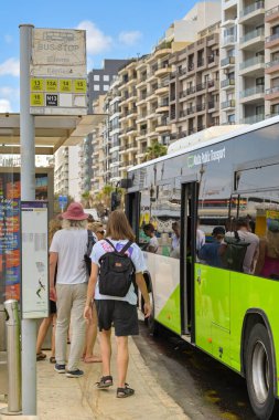 Sliema, Malta - 6 Ağustos 2023: Sliema 'da halk otobüsüne binmek için kuyruğa giren insanlar.