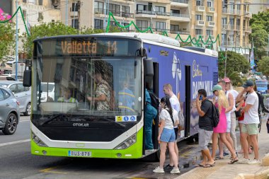 Sliema, Malta - 6 Ağustos 2023: Sliema 'da halk otobüsüne binmek için kuyruğa giren insanlar.